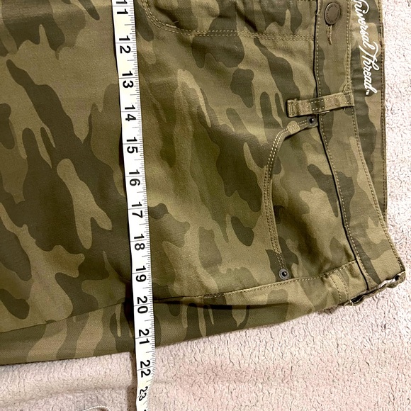 Universal Thread Ankle Length Cropped Cargo Pants. Gently Worn. Size 16/33R. - Picture 13 of 13